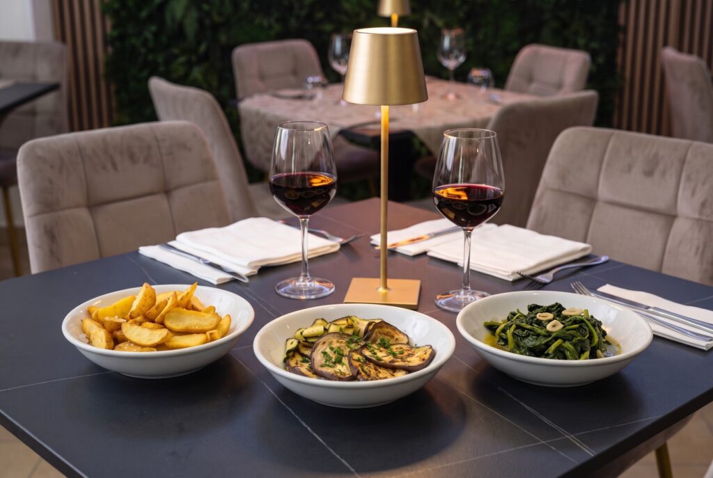 Ciotole bianche con patate fritte, melanzane e zucchine grigliate e verdure saltate