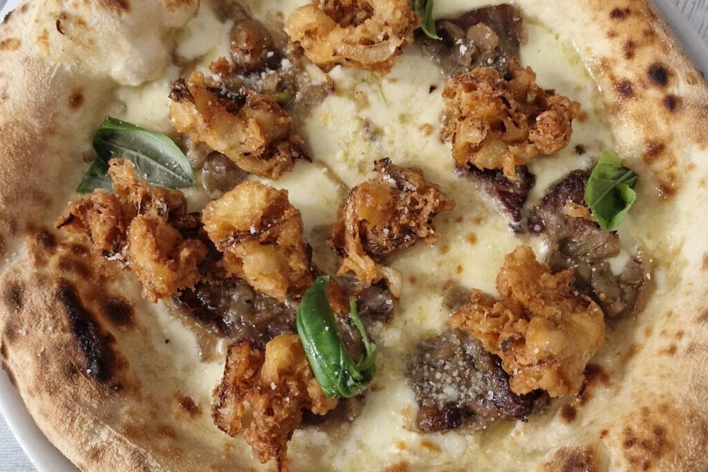 Pizza bianca con calamari fritti, vista dall'alto